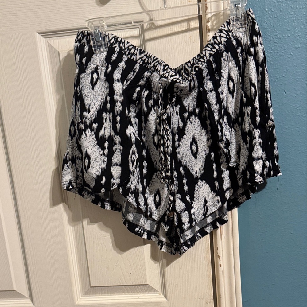 Vanilla Star Black and White Patterned Shorts